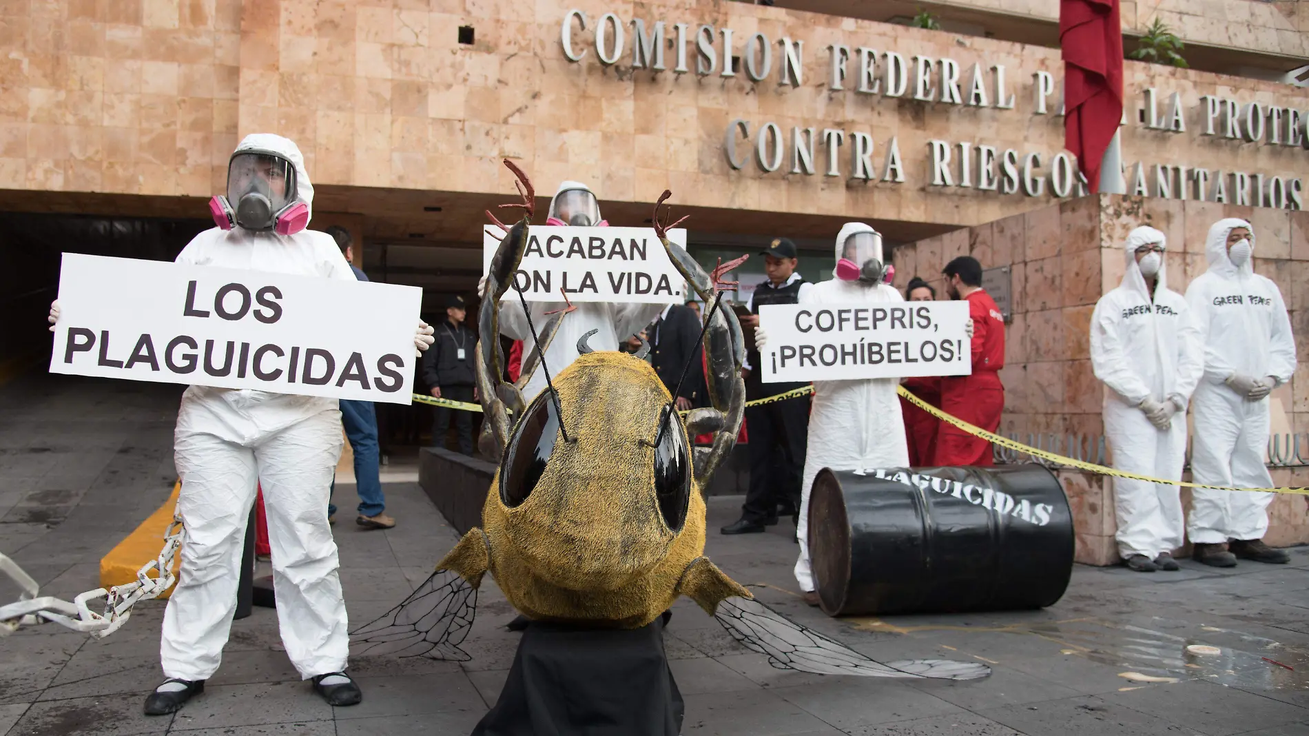 613191_Greenpeace protesta abejas-5_impreso